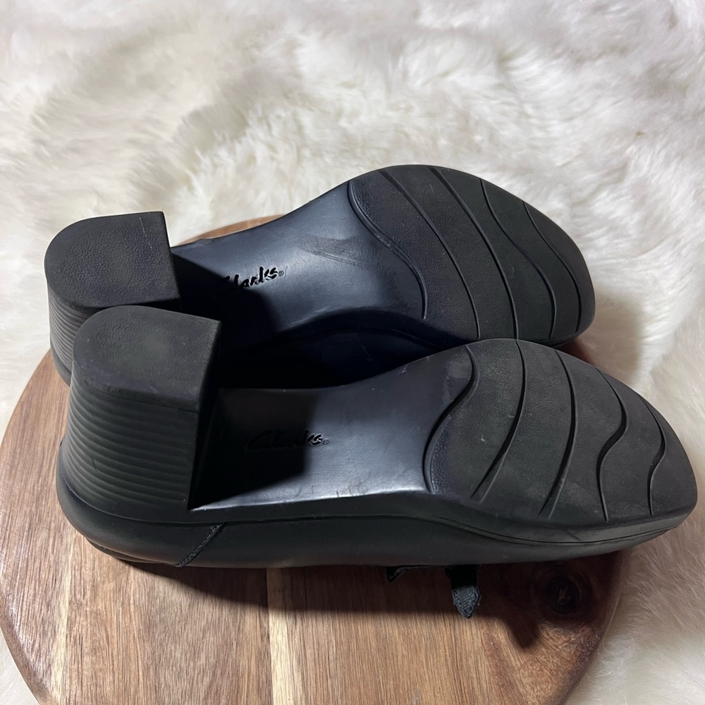 Clarks Black Leather Heeled Loafers Size 8.5 - Picture 9 of 10
